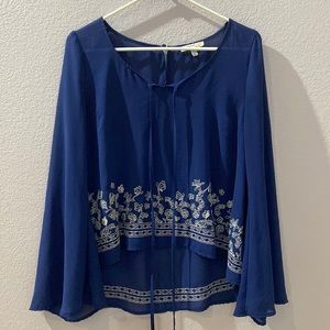 Stitched floral blouse blouse with white stitching. Blu pepper size M